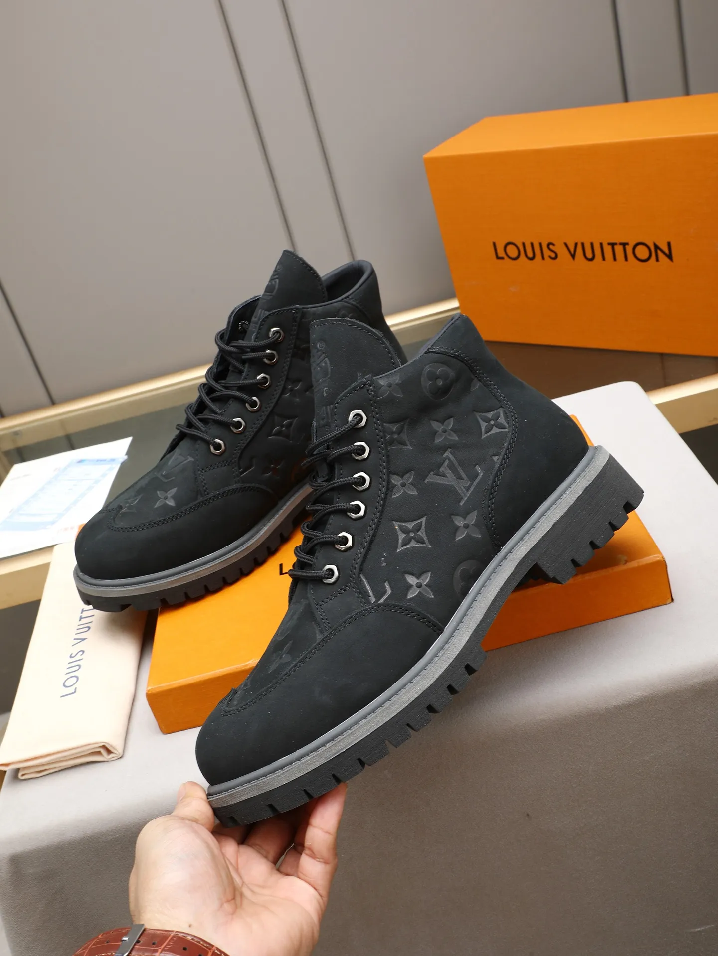 PP460 LOUIS VUITTON ss25 LV donkey brand new thick-soled lace-up big-toe shoes men's casual shoes high-top short boots. These boots are crafted from top-grain calf leather for a lightweight and comfortable fit. The thick EVA outsole is embellished with eye-catching ridges, and the trendy attitude of being both strong and soft makes it an everyday choice. ✔Upper: imported first-layer cowhide ✔Inner lining: sheep lining ✔Outsole: original molded outsole Size: 38-44 (45 customized)